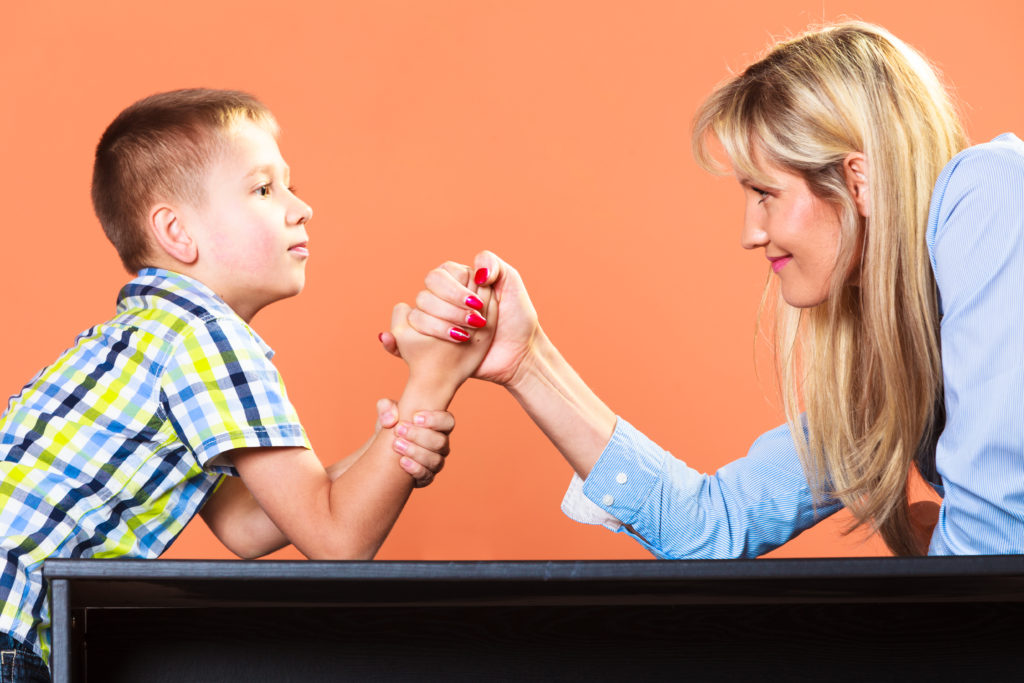 Маму сын она сопротивляется. Armwrestling mother and son. Мама борется с ребенком за планшет.